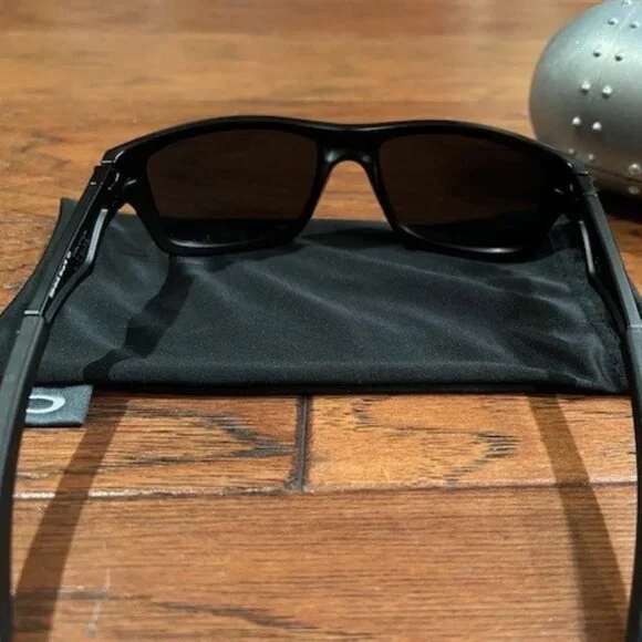 NWOT Polarized Oakley Sunglasses With Silver Oakley Hard Case - Picture 3 of 4